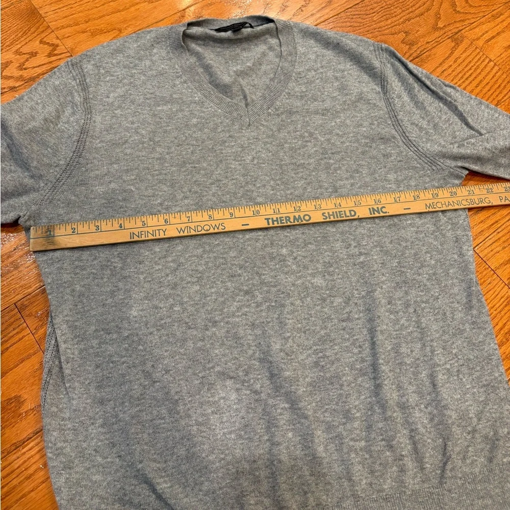 Banana Republic Heather Cotton Yarn V-Neck Sweater – Men’s M – Gray
